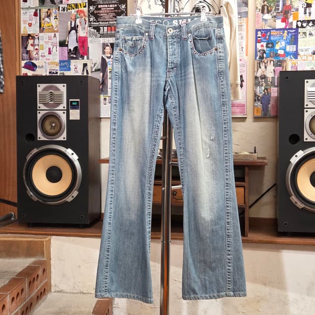 연청 스터드 퍼플 스티치 버튼 플라이 부츠컷 데님 팬츠