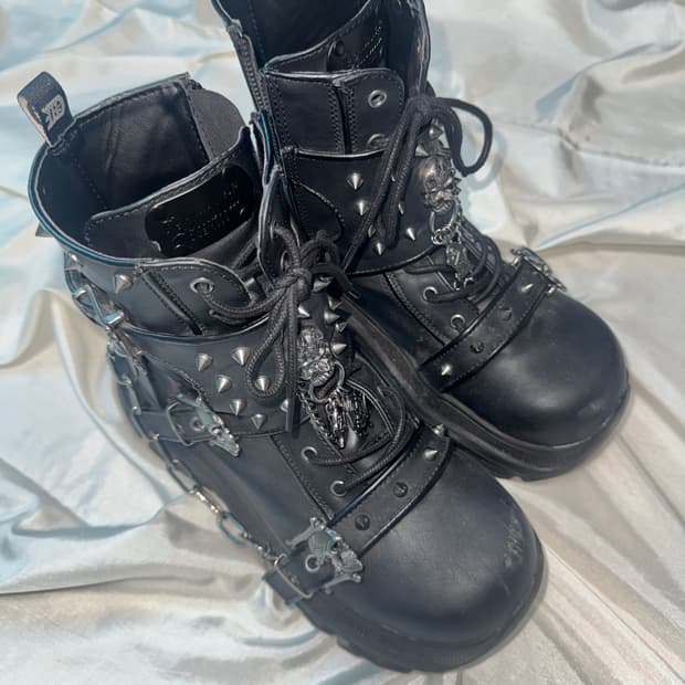 데모니아 에코-60 플레어어글리플랫폼 체인 앵클부츠