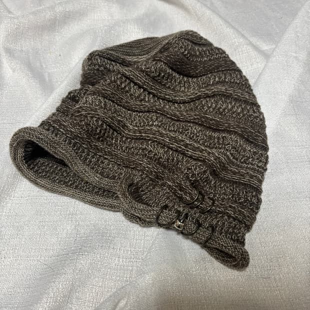 "Unknown" piercing Detail Beanie