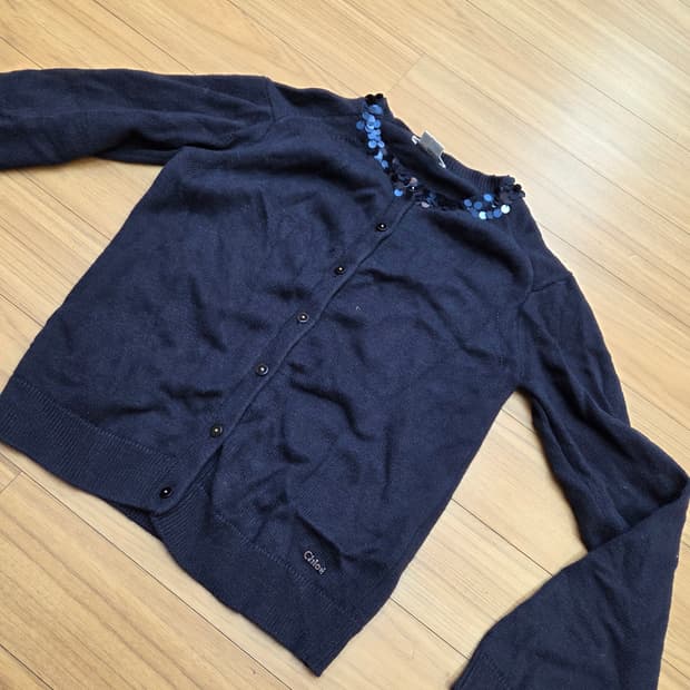 끌로에 키즈 네이비 가디건 사이즈 10입니다. 목 부분 큐빅 장식이 고급