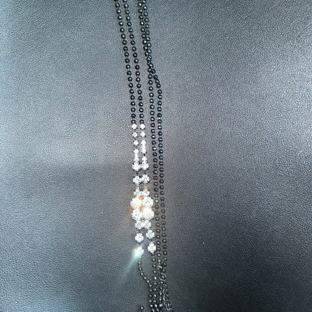 에렌 시조의 거인 닮은 목걸이