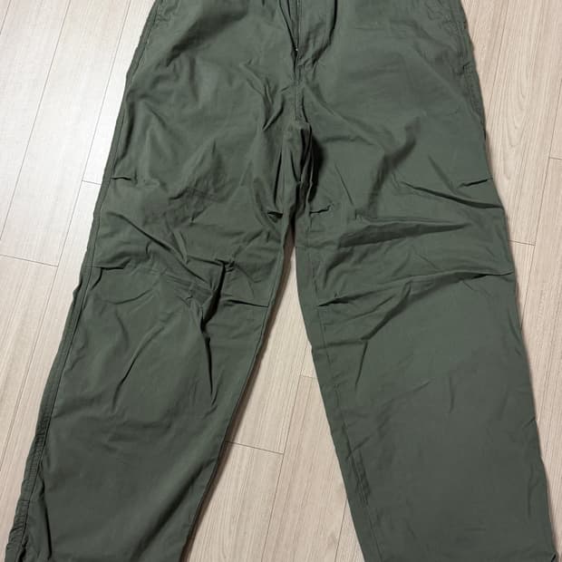 유니클로 와이드 파라슈트 팬츠 올리브색 S사이즈