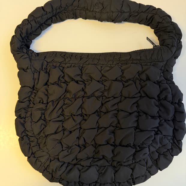 COS 퀼팅백 스몰 블랙