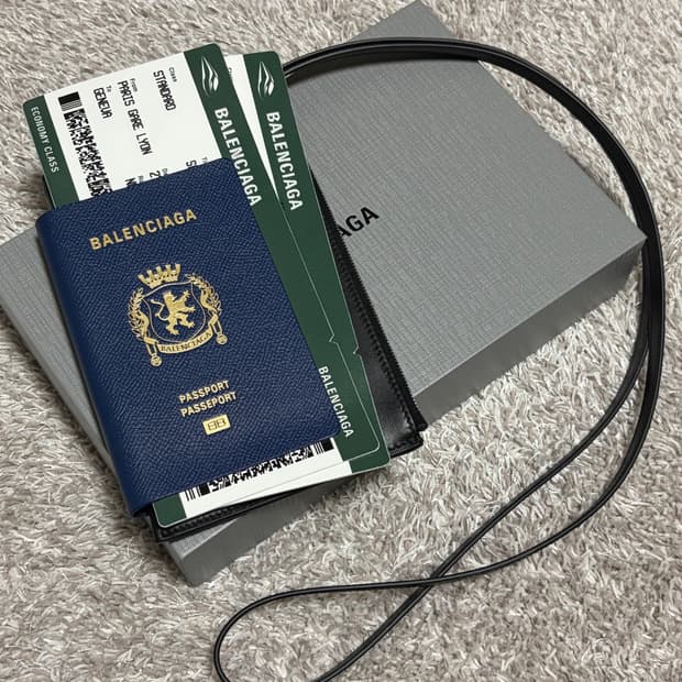 🖤발렌시아가 패스포트 폰 홀더 블루 지갑🖤