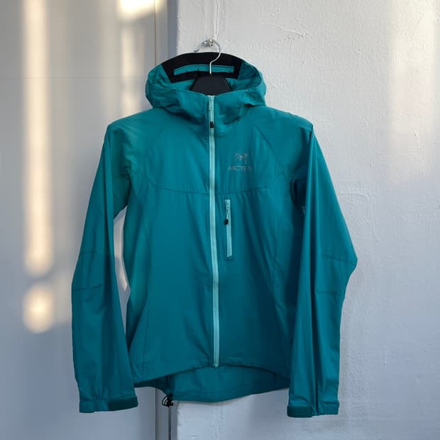 아크테릭스 스쿼미시 후디 바람막이