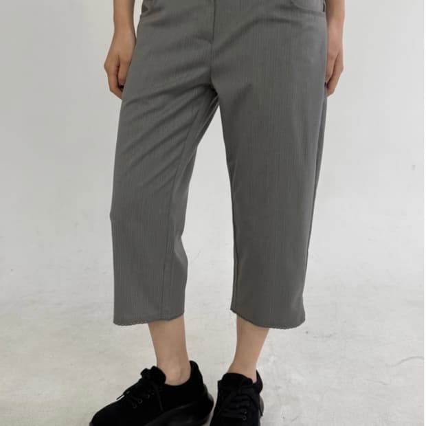 베르크서울 STRIPE CAPRI PANTS