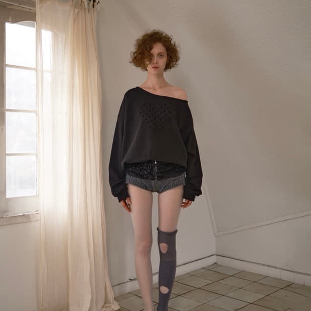 Soi 하트 오픈숄더 맨투맨 블랙