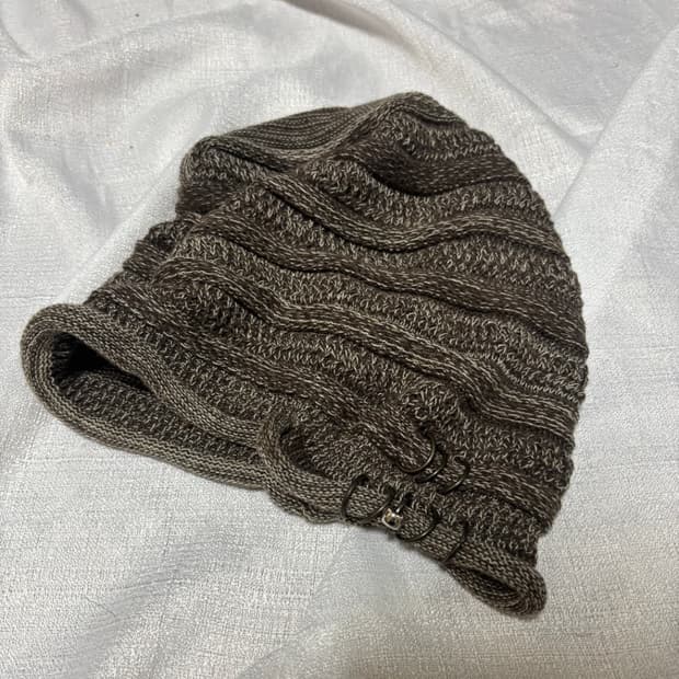"Unknown" piercing Detail Beanie