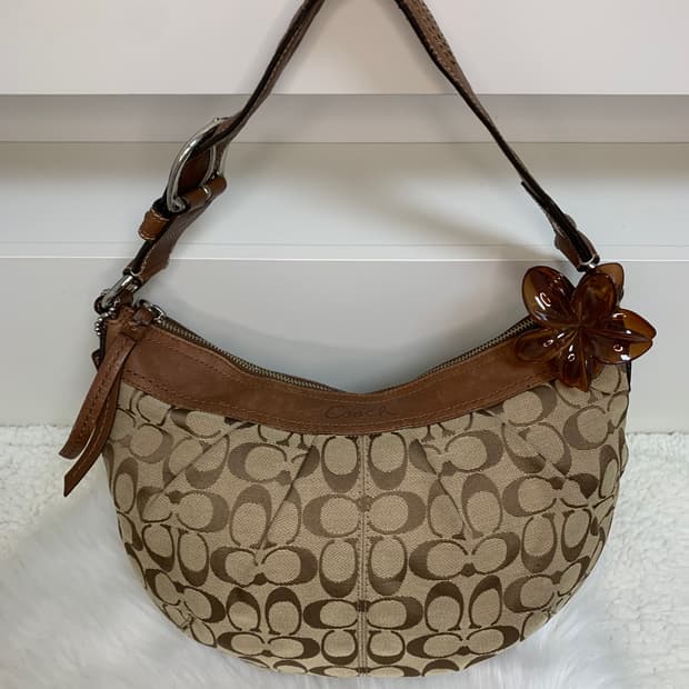 코치 베이지 하프문 숄더백