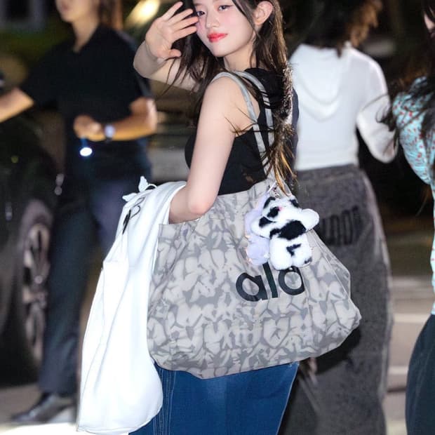 (아일릿 민주 착용)  알로 요가 아이코닉 쇼퍼 토트 백 그레이 타이다이