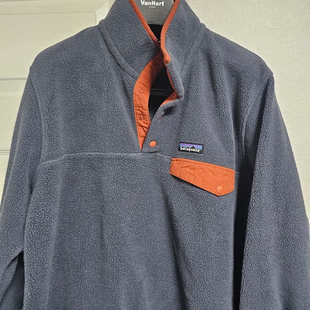 파타고니아 신칠라 L 스몰더 블루   버니쉬드 레드