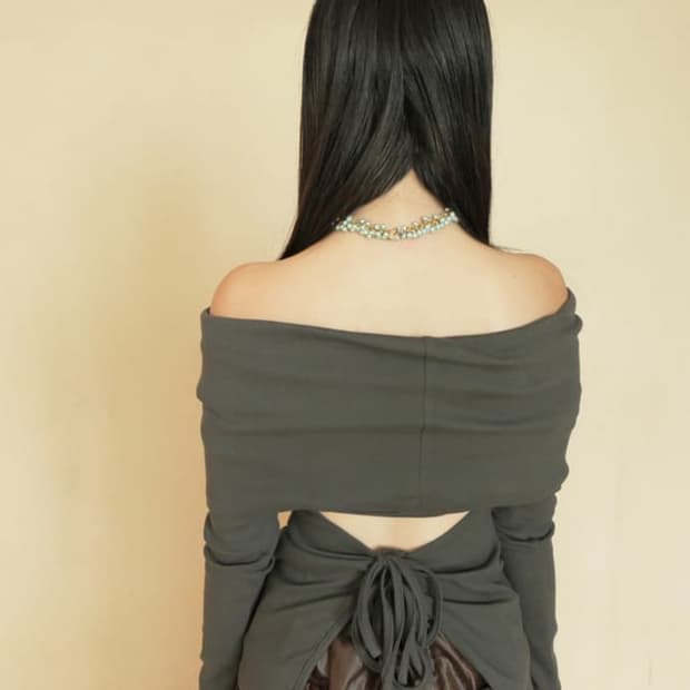 콜로신스 BACK TIE OFF SHOULDER LONG SLEEVE