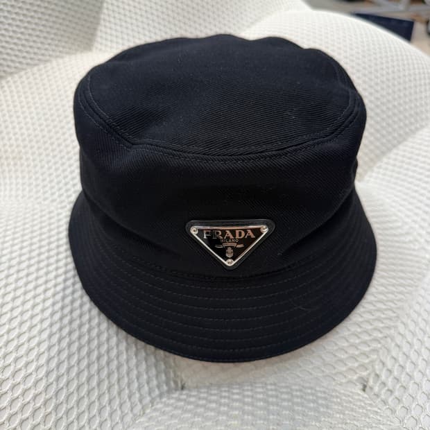 프라다 삼각 로고 버킷 모자
