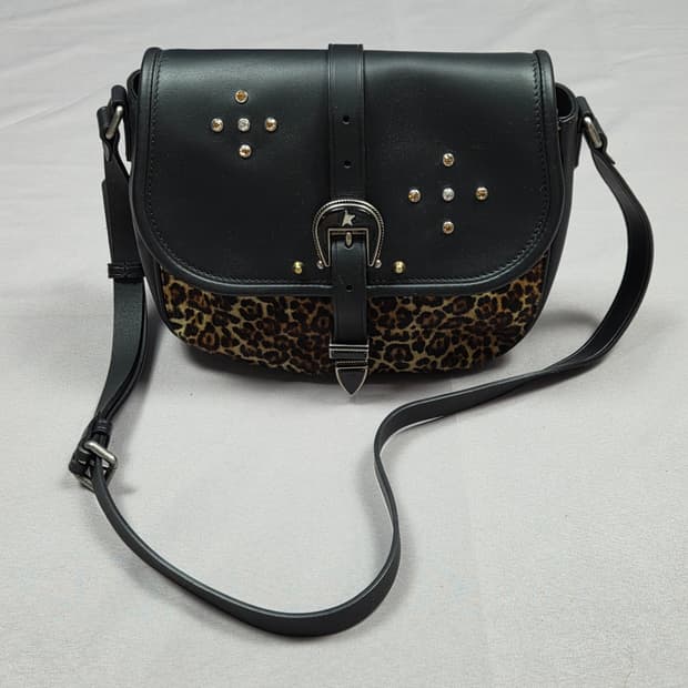 [골든구스] 웨스턴 버클 스터드 레오파드 송치 크로스백 | G00018