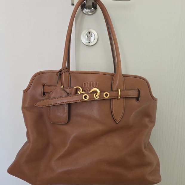 미우미우 브라운 가죽 토트백