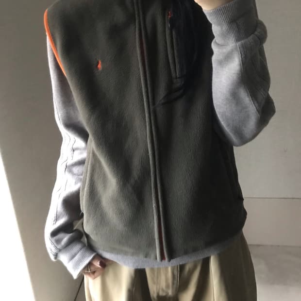 폴로 카키 후리스 조끼