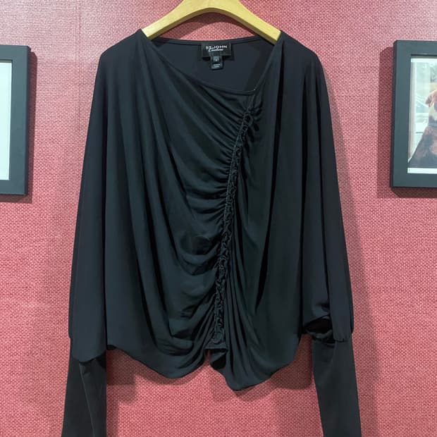 St. John Couture 블랙 셔링 티셔츠 S