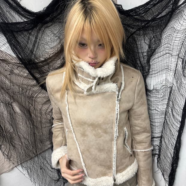 Y2K High Neck Buckle Detail Mustang