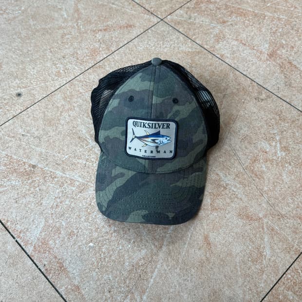 퀵실버 카모 매쉬 트러커캡