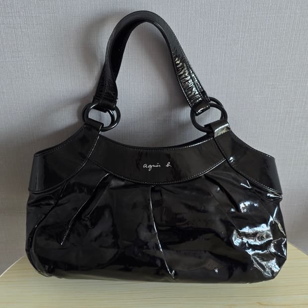 Agnes B 아네스베 블랙 에나멜 토트백