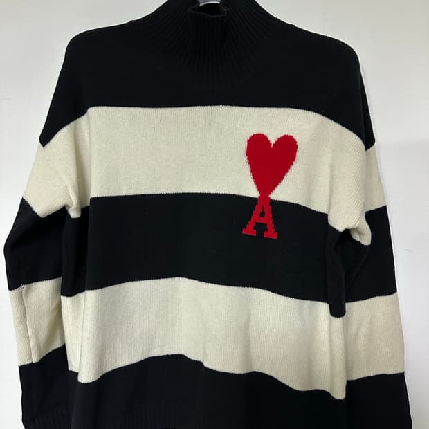 아미 하트 스트라이프 폴라 니트