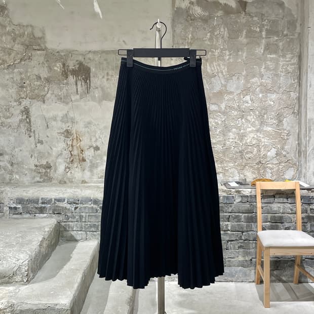 프라다 블랙 클래식 플레어 플리츠 롱 스커트