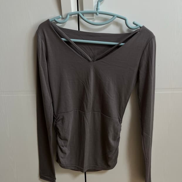 셔링 디테일 롱 슬리브