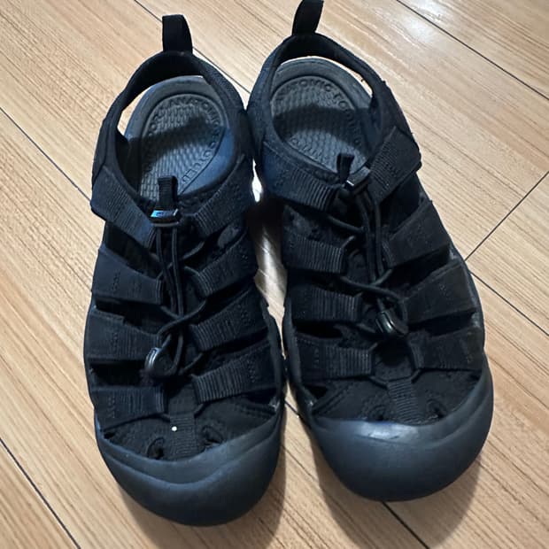 Keen 블랙 샌들