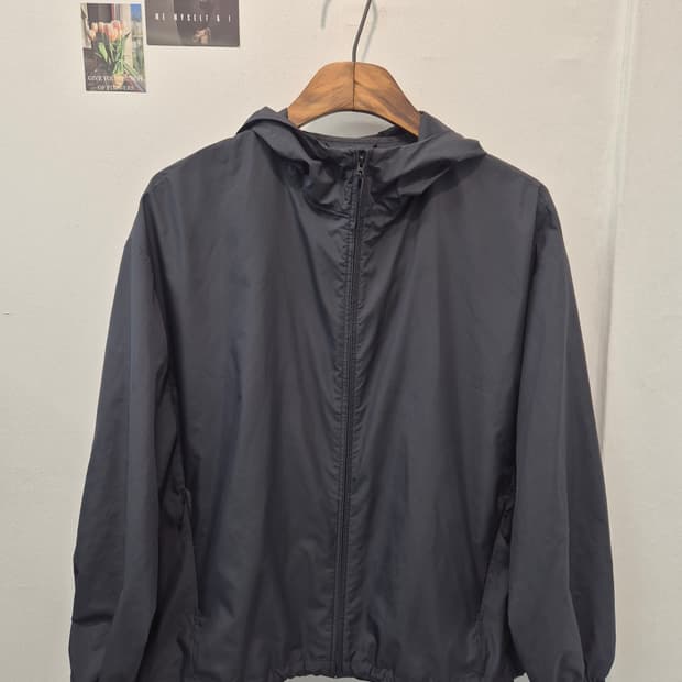 유니클로 바람막이 M 
사이즈  