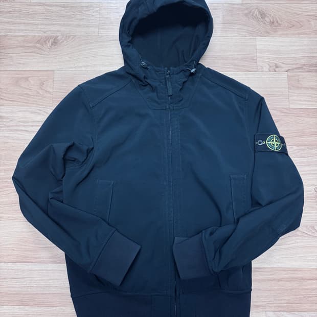 스톤아일랜드 소프트쉘 후드집업 블랙 M