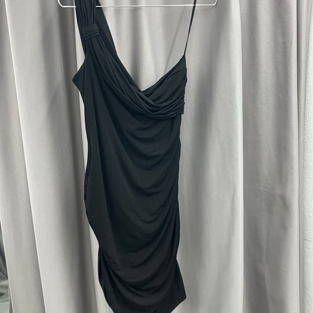 발망 블랙 드레이프 미니드레스