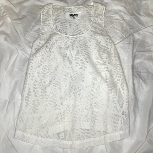 엠엠식스 메종마르지엘라 화이트 스네이크 프린트 슬리브리스 탑