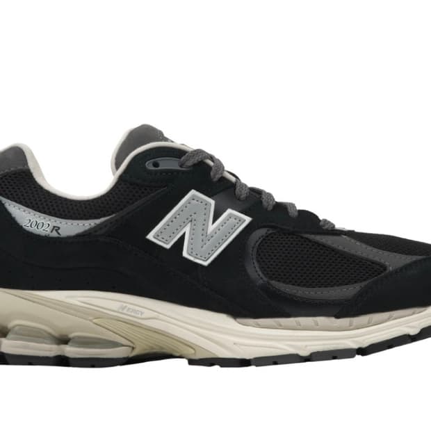 뉴발란스 2002R 블랙 운동화