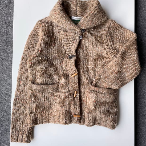 Toggle closure knit