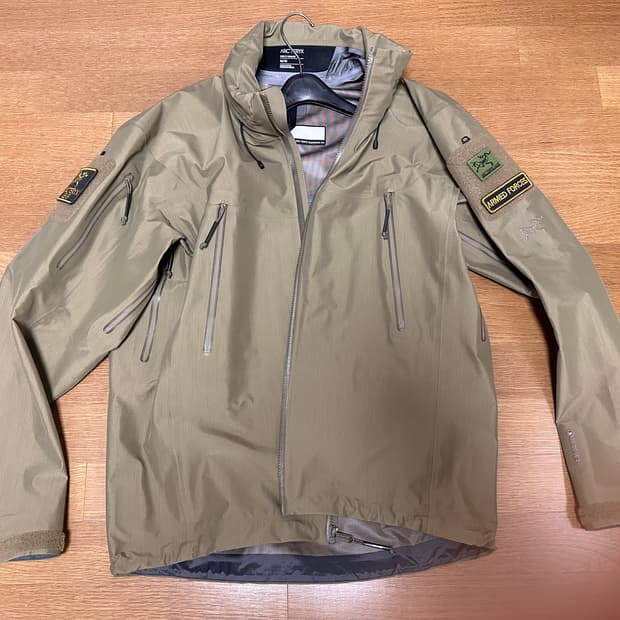 아크테릭스 리프 알파 젠2 크로커다일 M팝니다.