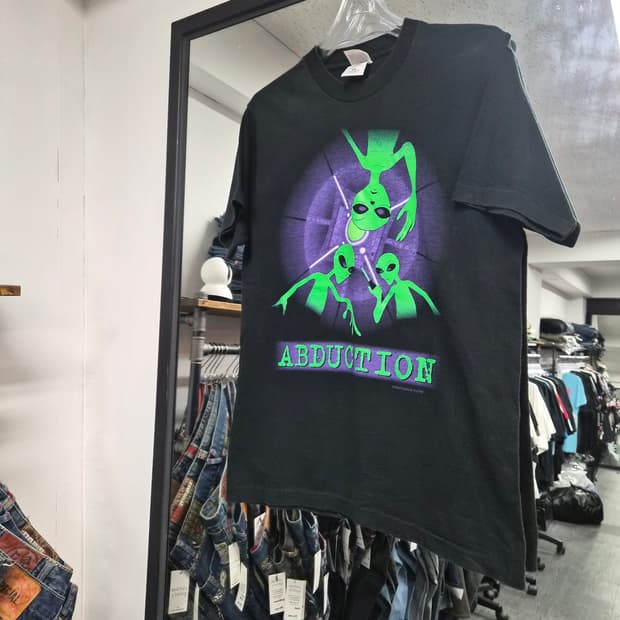 90s Fashion Victim 'ABDUCTION' Alien 티셔츠