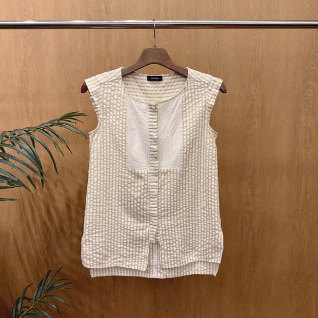 막스앤코 스트라이프 슬리브리스 블라우스 플리츠 패널 디테일 베이지