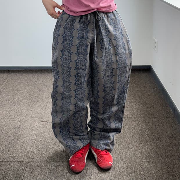 Wkndrs 위캔더스 그래픽 애쉬 브라운 팬츠