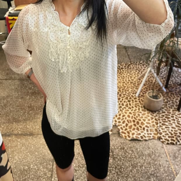 도트 프릴 블라우스