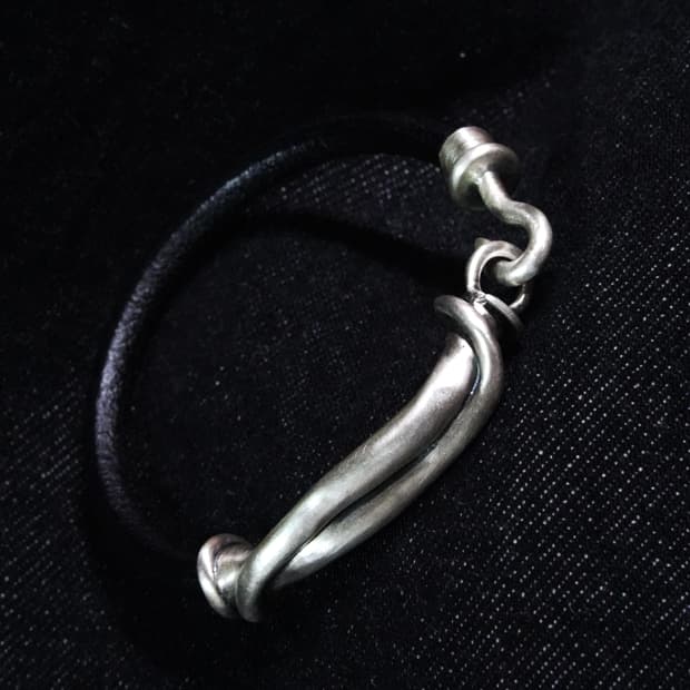 은팔찌 근데 가죽끈이 있는