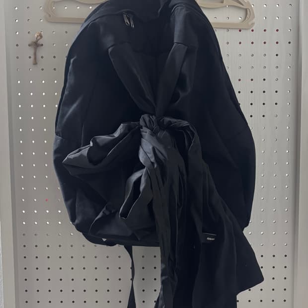 이우가마카라스 리본 백팩 블랙