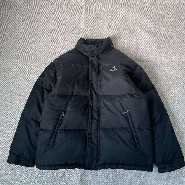 나이키 ACG 화이트스포츠다운 블랙 리플스탑 패딩