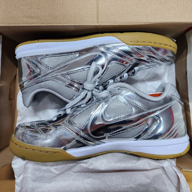 새상품 나이키 가토 LV8 메탈릭실버 245사이즈