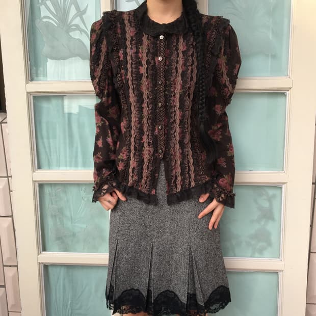 Lace point flower pattern blouse