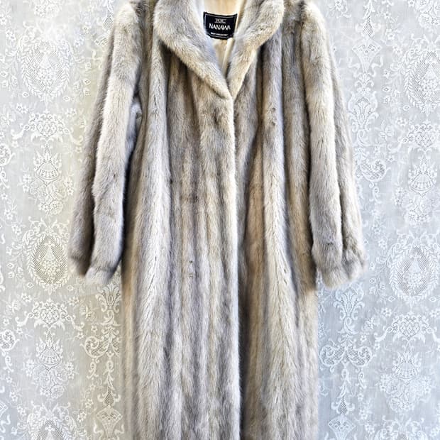 나나와 사가 밍크 코트