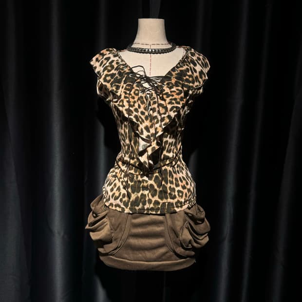 레오파드 레이스업 프릴 탑