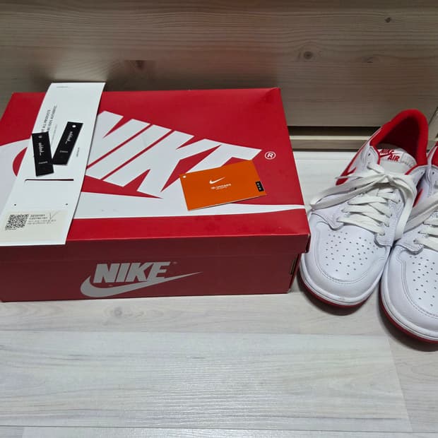 조던 1 레트로 로우 OG 유니버시티 레드 275