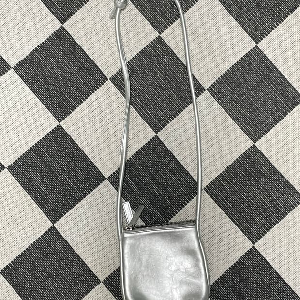 여밈 실버 크로스백