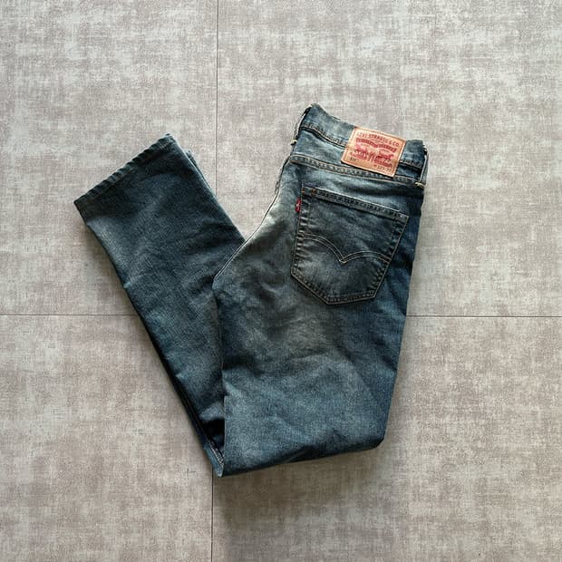 levi’s) baggy jeans