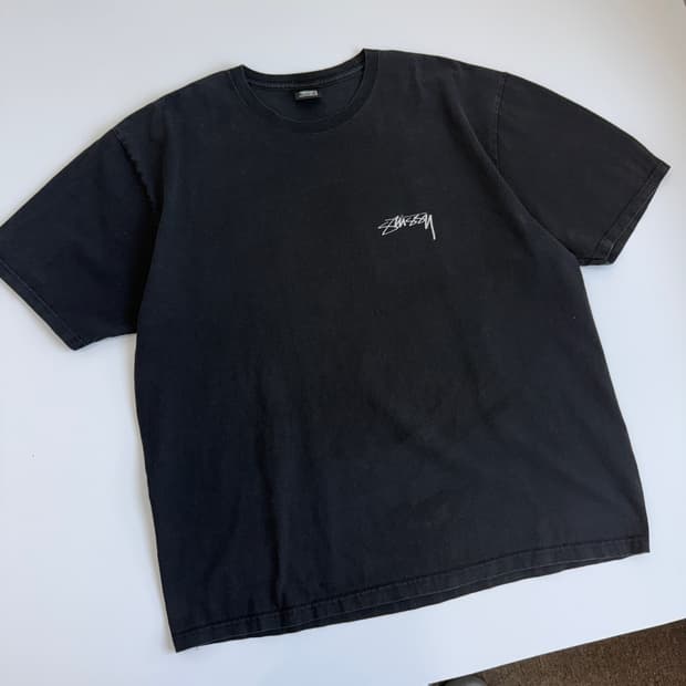 Stussy  스투시 모던에이지 백프린트 블랙 반팔티셔츠 
